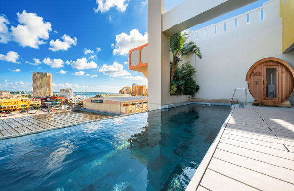 【沖縄リゾート最旬スタイル　「サウナ×プライベート×プール」で心身を解き放つ。ゴールドスイート全室バレルサウナ導入記念　2026年4月21日よりお得な宿泊プランが登場】レクー沖縄北谷スパ＆リゾート